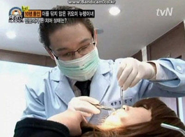  
Bác sĩ khám răng miệng cho cô nàng phải sử dụng nhiều khẩu trang. (Ảnh: tvN)
