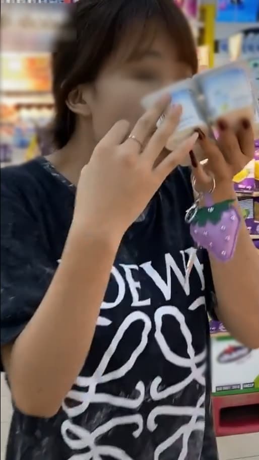  
Cô gái ăn sữa chua ngay trong siêu thị. (Ảnh: Chụp màn hình)