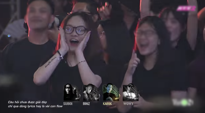  
Nữ khán giả của Rap Việt xuất hiện gần như full máy quay. (Ảnh cắt từ clip)