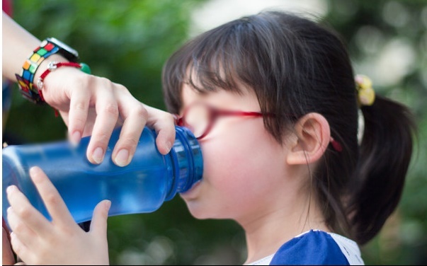  
Khi các bé bỗng uống nhiều nước hơn hẳn bình thường ba mẹ cũng cần chú ý. (Ảnh minh họa: Nipic)