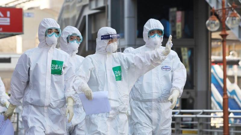  
Nhân viên y tế ở Hàn Quốc mặc đồ bảo hộ để phòng dịch. (Ảnh: AFP)
