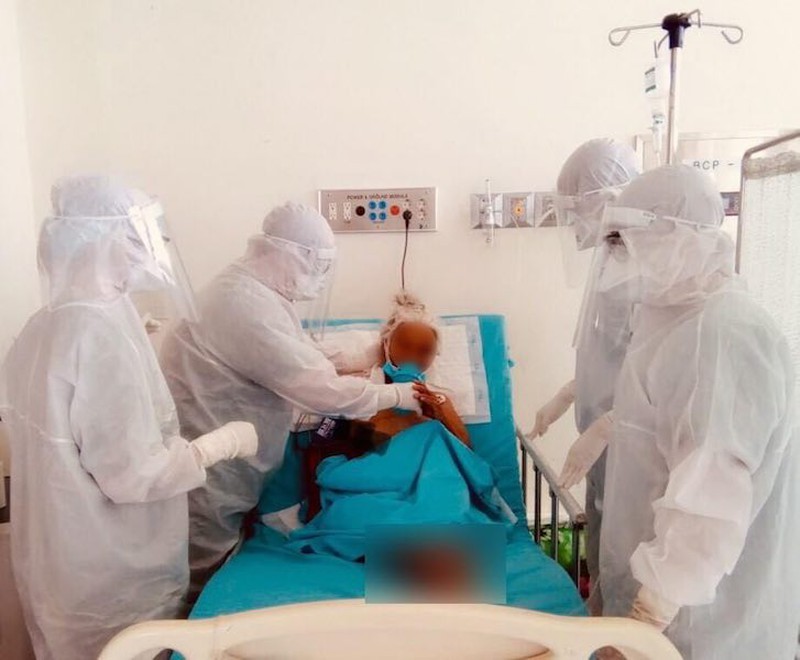  
Cụ được cách ly và điều trị Covid-19 tại Bệnh viện Đa khoa Trung ương Quảng Nam vào ngày 2/8. (Ảnh: PLO)