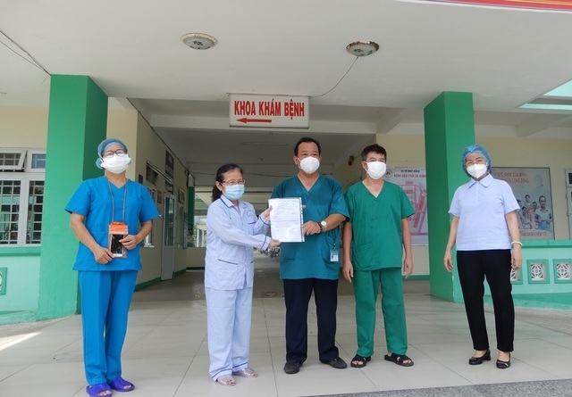  
Bệnh nhân nhiễm Covid-19 vừa được Bệnh viện Phổi Đà Nẵng trao giấy ra viện sáng ngày 12/8. (Ảnh: Dân Trí)