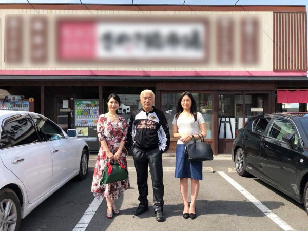  
Ông Fujita và 2 người vợ.