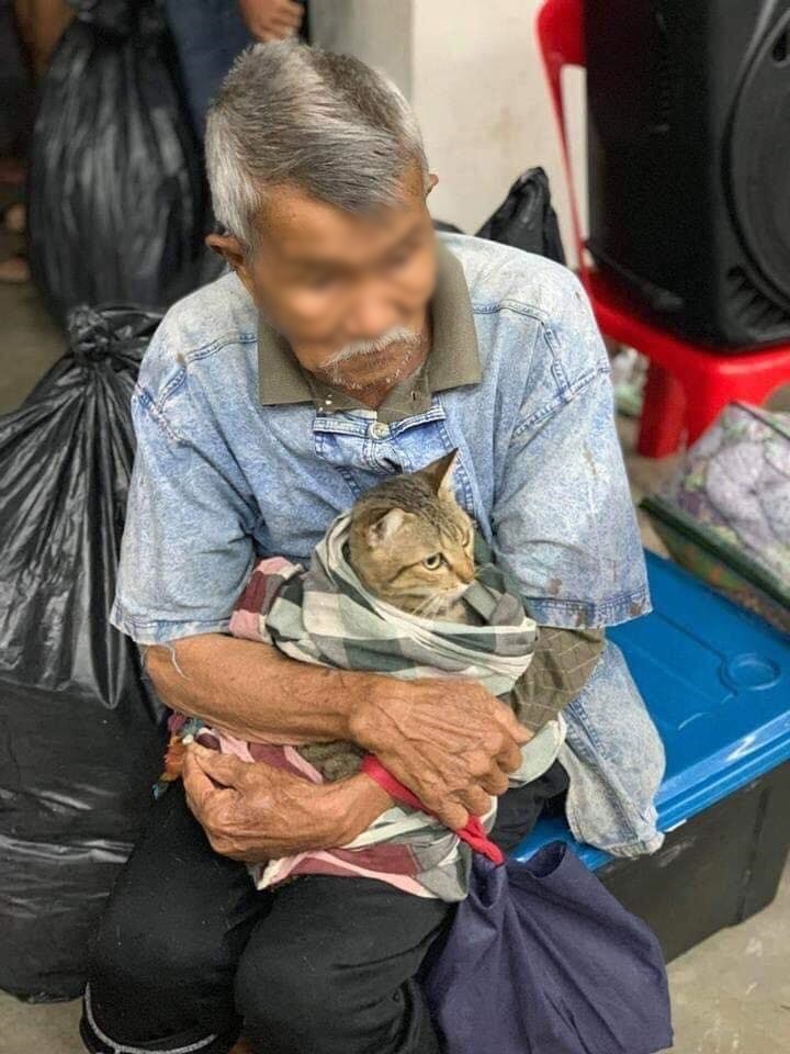  
Cụ chỉ mang theo bên mình túi đồ nhỏ và chú mèo. (Ảnh: Alex Marine Junyatanakorn)