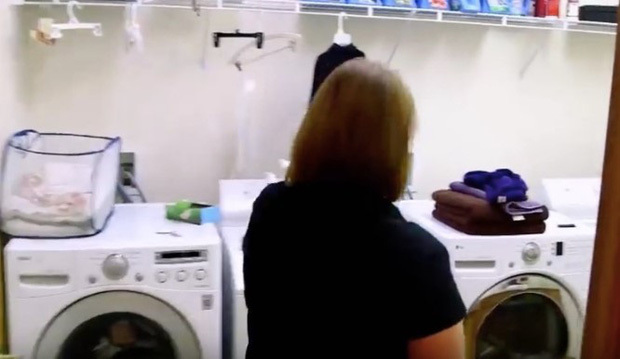  
Hai vợ chồng thậm chí phải mua thêm 2 máy giặt để kịp xử lý đồ bẩn từ 8 đứa trẻ (Ảnh: NBC News).