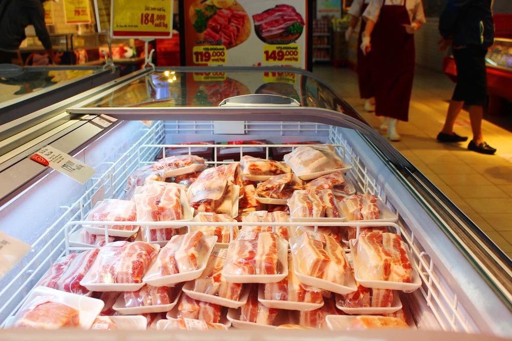  
Thịt lợn tươi sống được bày bán trong siêu thị (Ảnh: Người Lao động)