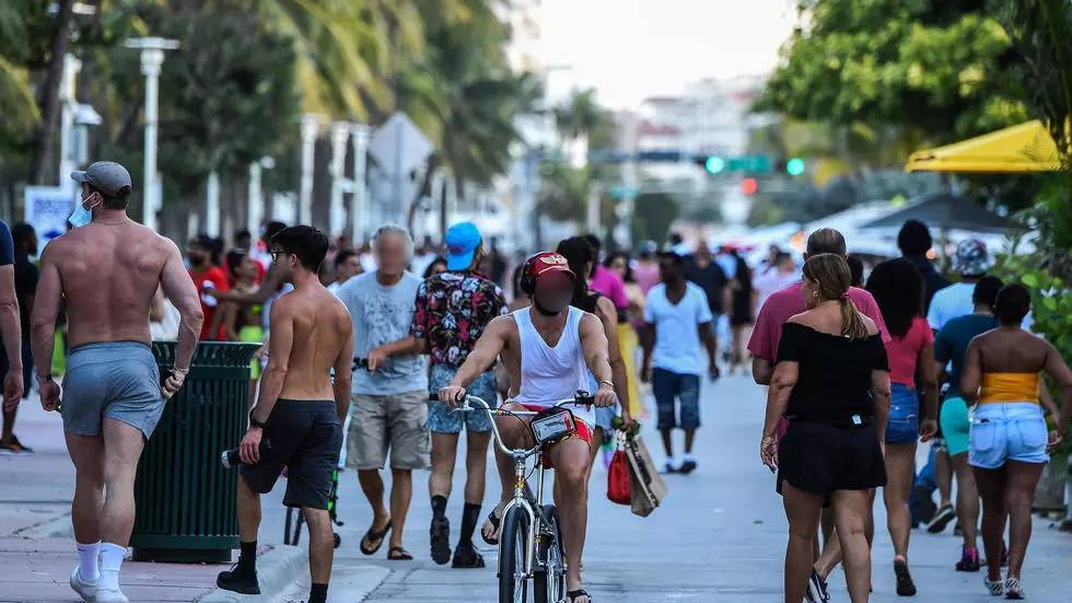  
Người dân đi dạo trên phố ven biển, Miami Beach, bang Florida, Mỹ, bất chấp dịch Covid-19 (Ảnh minh họa: AFP)
