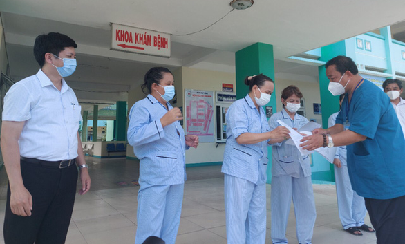 
4 bệnh nhân ở Bệnh viện Phổi Đà Nẵng đã công bố khỏi bệnh và trao giấy xuất viện vào sáng ngày 10/8. (Ảnh: Tuổi trẻ)