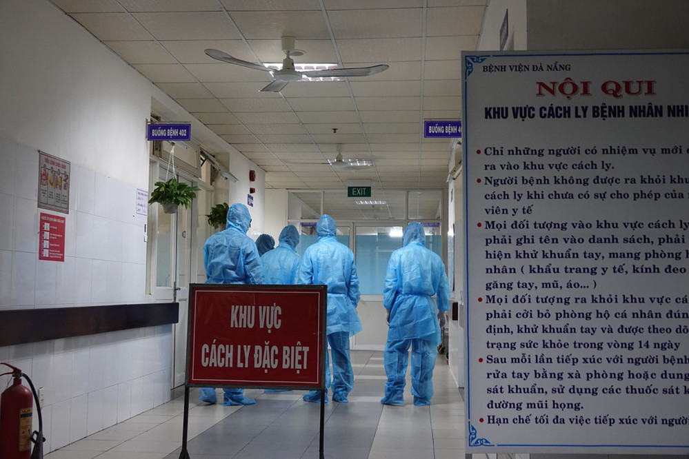 
Nhân viên y tế mặc đồ bảo hộ trong khu cách ly phòng dịch Covid-19 (Ảnh: Báo Quốc tế)