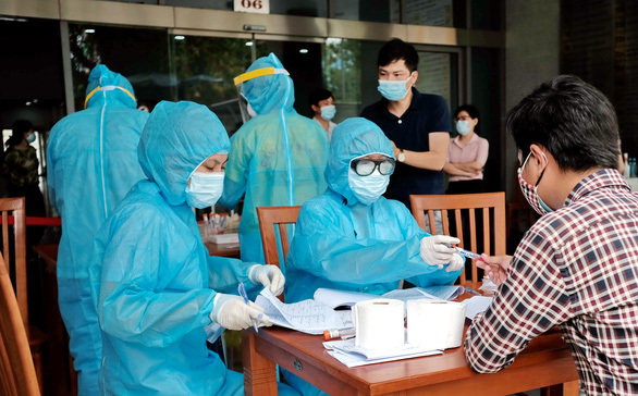  
Nhân viên y tế lấy mẫu xét nghiệm Covid-19 cho nhóm đối tượng có nguy cơ cao tại TP Đà Nẵng. (Ảnh: Tuổi Trẻ)