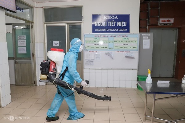  
Nhân viên y tế phun khử khuẩn ở bệnh viện để phòng dịch (Ảnh: VNExpress)