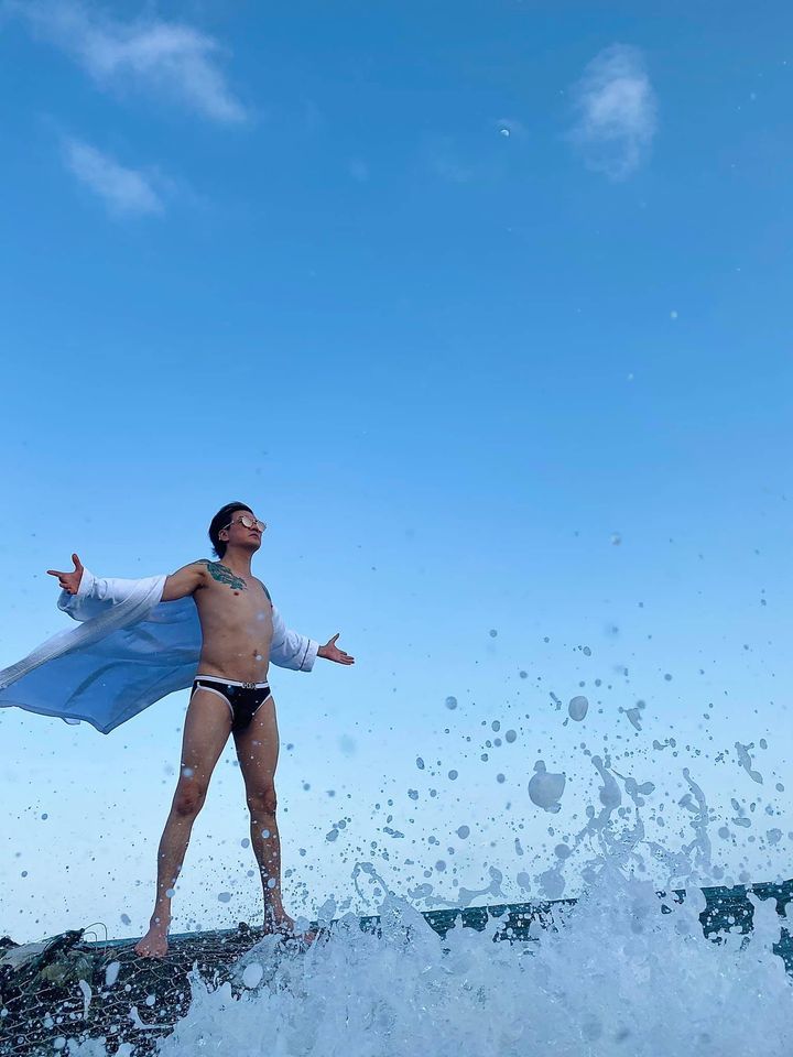 Loạt ảnh Đàm Vĩnh Hưng diện quần bơi, tự tin thả dáng trước biển
