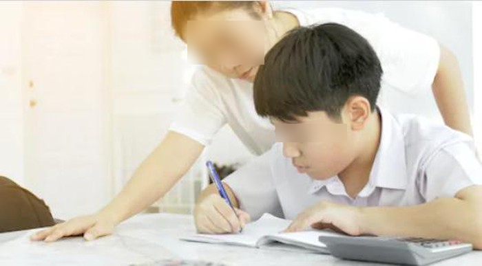  
Đa số các ông bố, bà mẹ châu Á thường bỏ nhiều thời gian quan sát và kèm cặp việc làm bài tập về nhà của con. (Ảnh minh hoạ: Sina) 