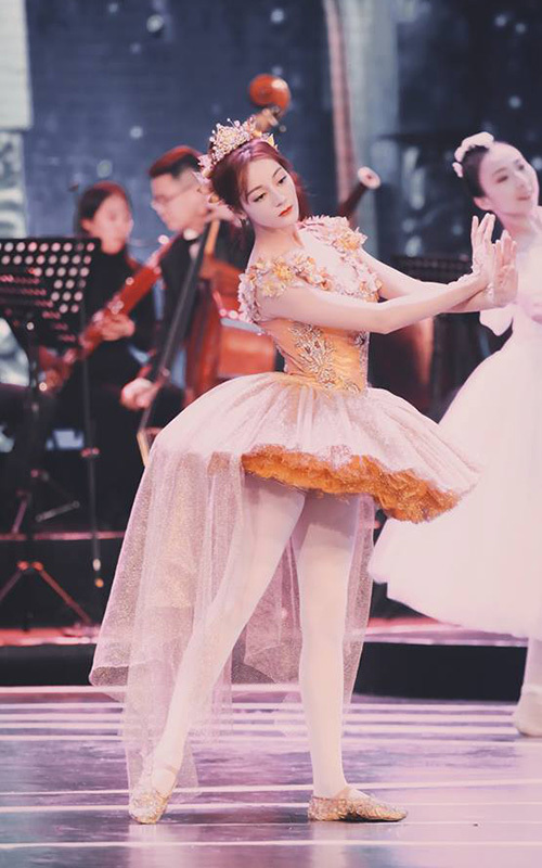 
Địch Lệ Nhiệt Ba múa mở màn tại Liên hoan phim quốc tế Bắc Kinh. (Ảnh: Weibo)