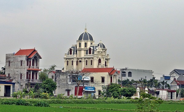  
Xã Hải Minh nổi tiếng với cái danh "nhà giàu" nhất nhì tỉnh Nam Định. (Ảnh: Thanh Niên) 