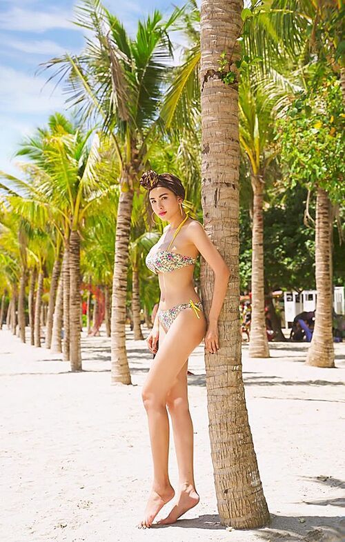  
Hoa hậu Diễm Hương diện bikini hai mảnh cho ngày hè thêm phần nóng bỏng. (Ảnh: FBNV)