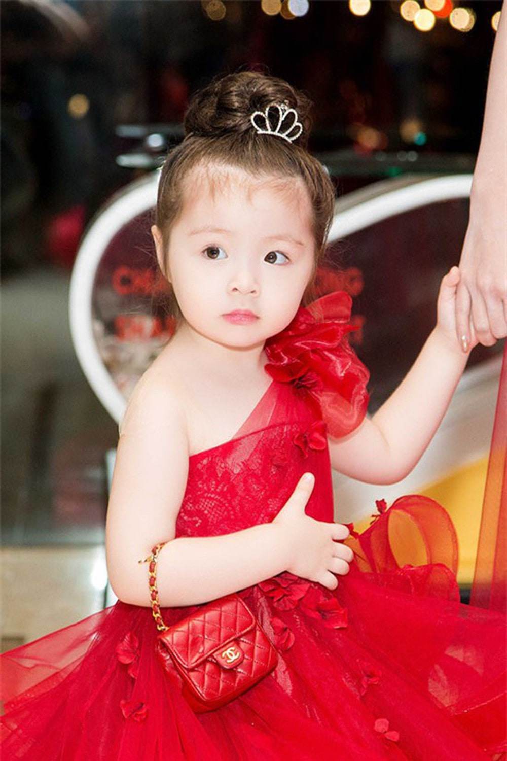 
Vốn đã đáng yêu, con gái Elly Trần lại chiếm trọn trái tim fan với những bộ váy "tông xuyệt tông" với túi hiệu.(Ảnh: T.H)