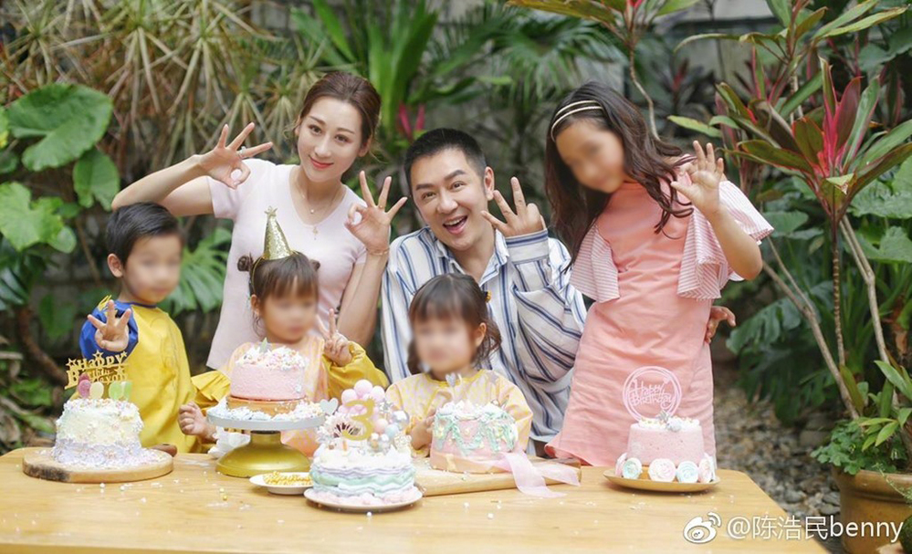  
Gia đình 6 thành viên của Trần Hạo Dân (Ảnh Weibo)