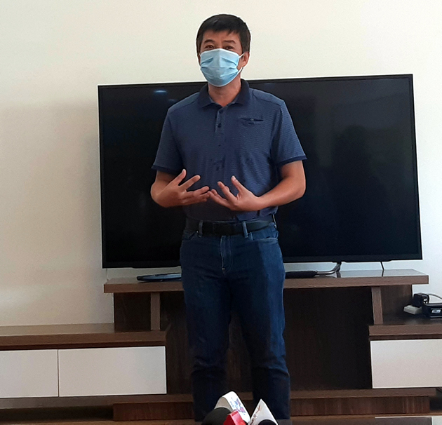  
Bác sĩ Linh chia sẻ cảm xúc về khoảng thời gian hơn 1 tháng ở tuyến đầu chống dịch trước khi lên xe trở về TP.HCM. (Ảnh: Công An Nhân Dân)