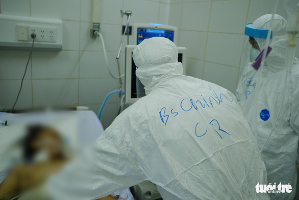  
Hình ảnh các bác sĩ Bệnh viện Chợ Rẫy chữa trị cho bệnh nhân Covid-19 nặng tại Bệnh viện Phổi Đà Nẵng. (Ảnh: Tuổi Trẻ)