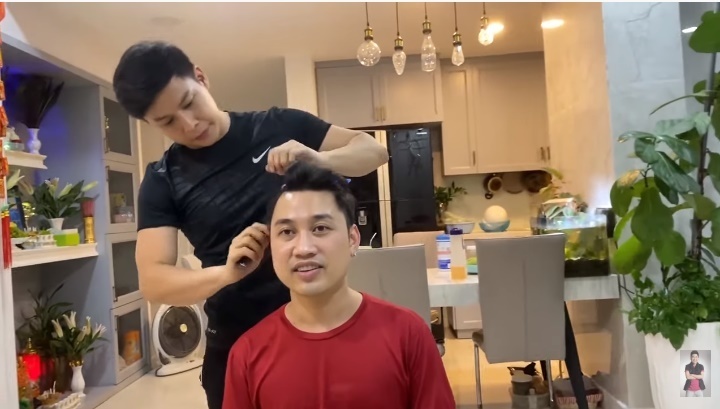 
Bạn trai từng tự tay cắt tóc cho Don Nguyễn khi cả hai ở nhà mùa dịch. Ảnh: Chụp màn hình