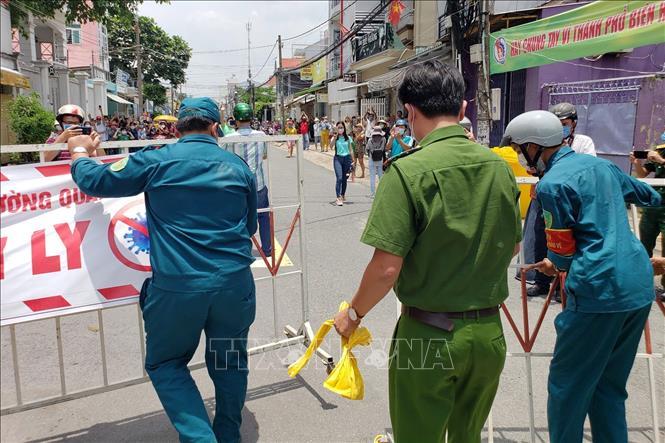  
Lực lượng chức năng dỡ bỏ phong tỏa tuyến đường Hồ Văn Đại (phường Quang Vinh, thành phố Biên Hòa, tỉnh Đồng Nai). (Ảnh: TTXVN)