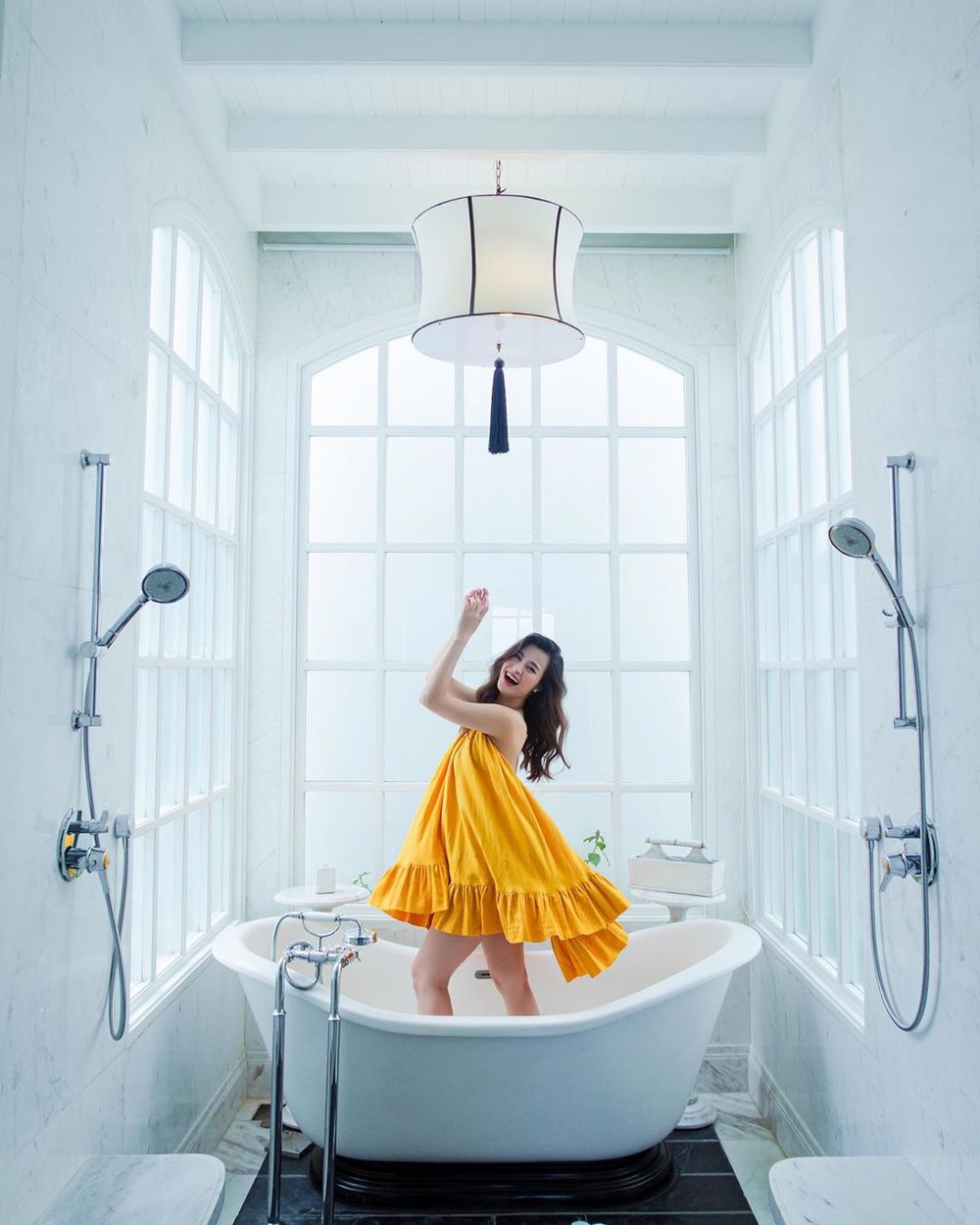 
Người đẹp diện váy xòe, tạo dáng tung tẩy trong bồn tắm. (Ảnh: FBNV)