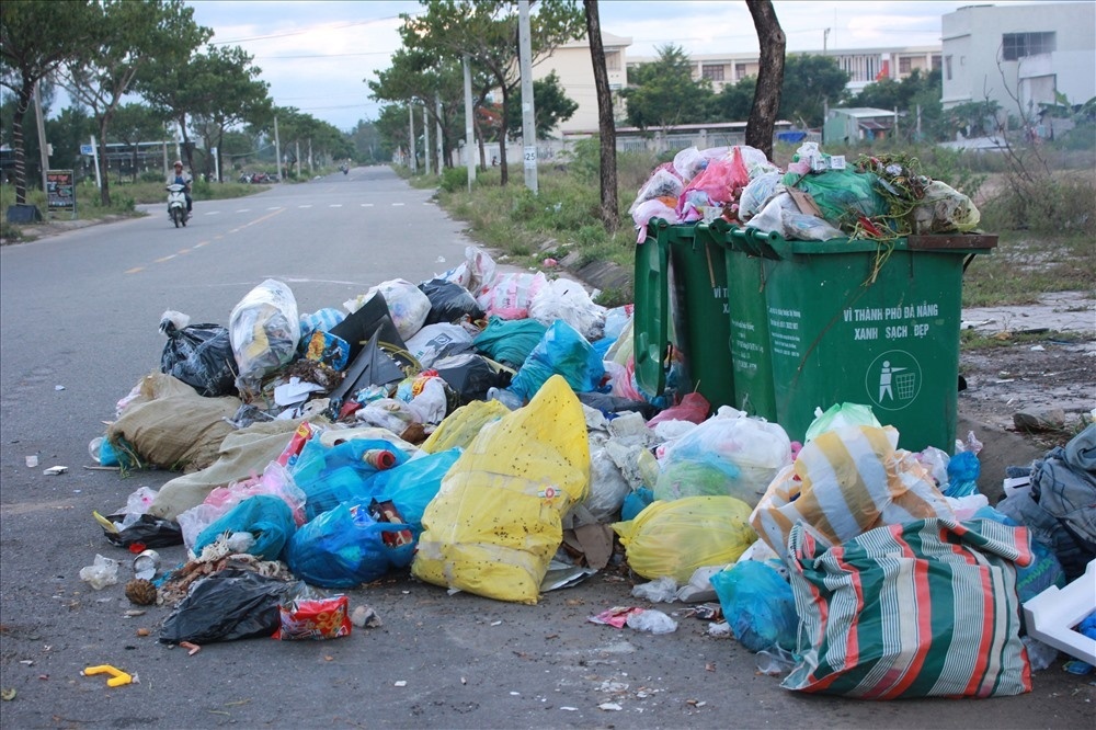  
Rác thải chất đống đầy đường tại một tuyến đường ở Việt Nam. (Ảnh: Thời Đại)