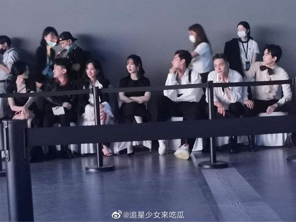  
Hình ảnh chụp lại chỗ ngồi của Dương Mịch cho thấy khung cảnh khá đông vui. (Ảnh: Weibo).
