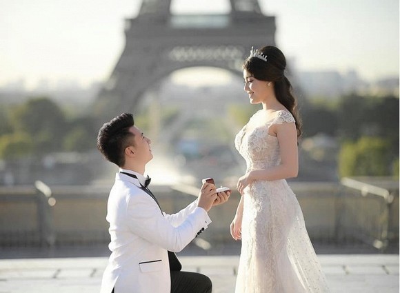  
Hà My được chồng quỳ gối cầu hôn ở Pháp. (Ảnh: IG) 