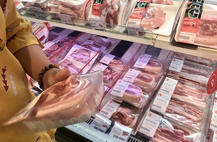  
Người tiêu dùng chọn mua thịt lợn trong siêu thị (Ảnh: Kinh tế đô thị)