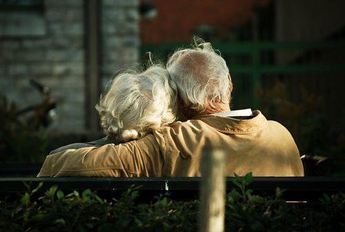  
Tình yêu tuổi già luôn khiến giới trẻ cảm thấy ngưỡng mộ và thêm tin vào tình yêu (Ảnh minh họa: Twitter)