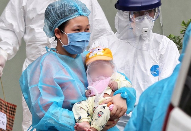  
Hình ảnh một bệnh nhi nhỏ tuổi ở Việt Nam mắc Covid-19 được xuất viện. (Ảnh: VnExpress)