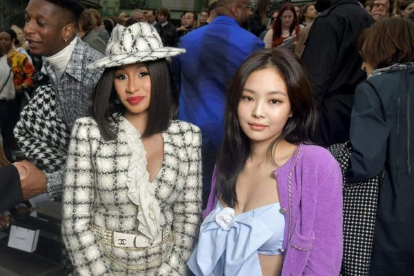  
Cardi B và Jennie từng có cơ hội gặp nhau khi tham dự 1 buổi fashion show của 1 thương hiệu thời trang cao cấp (Ảnh: Vogue)