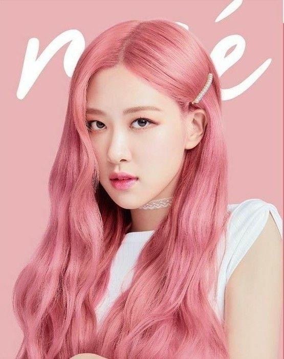 Rosé với đôi mắt kiêu hãnh và mái tóc hồng sẽ khiến bạn ấn tượng ngay từ lần đầu tiên nhìn thấy. Xem bức ảnh của Rosé và tận hưởng vẻ đẹp khỏe khoắn đầy sức sống.