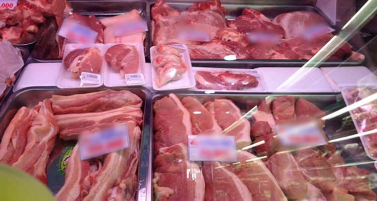 
Thịt lợn được bày bán trong siêu thị (Ảnh: CafeBiz)