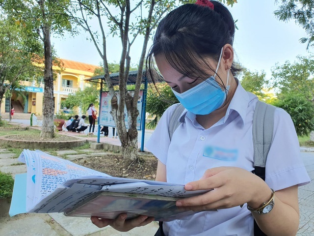  
Tại điểm thi Trường THPT Phú Bài (thị xã Hương Thủy, Thừa Thiên Huế)​. (Ảnh: Tuổi trẻ)