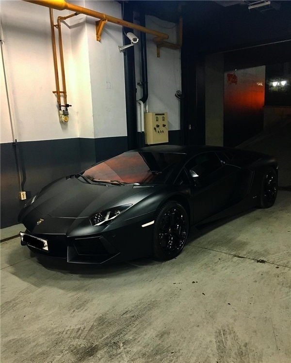 
Xe Lamborghini màu đen siêu ngầu của trưởng nhóm BIGBANG. Ảnh: Instagram