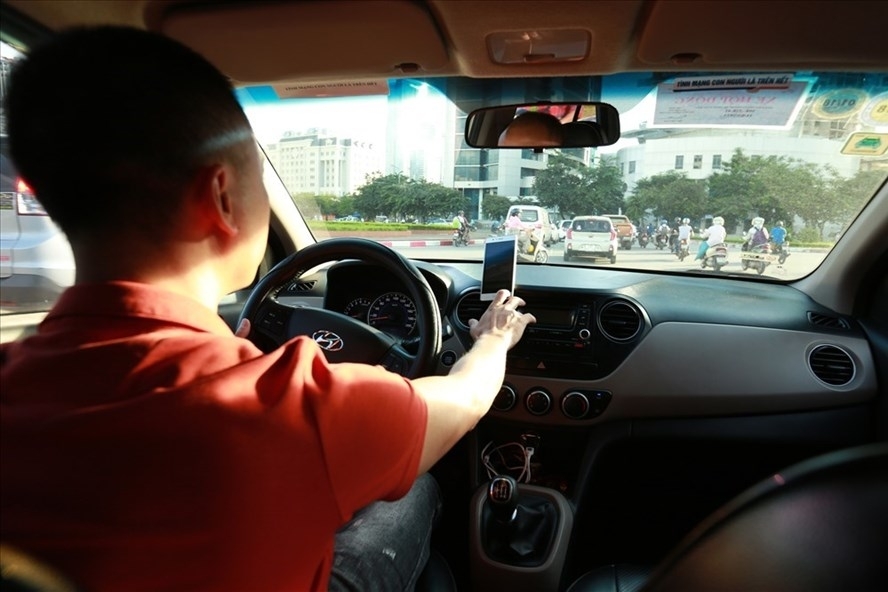  
Lái xe taxi là một trong những nghề tiếp xúc cộng đồng cần phải bảo đảm an toàn trong mùa dịch Covid -19. (Ảnh: Tiền Phong) 
