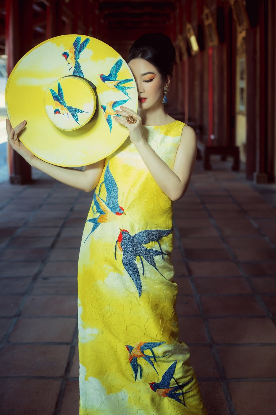  
Váy dáng suông cổ điển vẽ nên bức tranh nghệ thuật với các chi tiết thêu đính kết tinh xảo càng tôn được nét đẹp Việt. (Ảnh: Tang Tang)