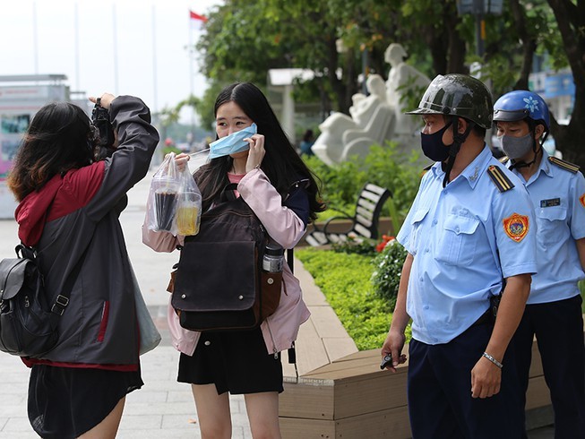  
Từ ngày 7/8, Hà Nội sẽ xử phạt không đeo khẩu trang nơi công cộng. (Ảnh: PLO)