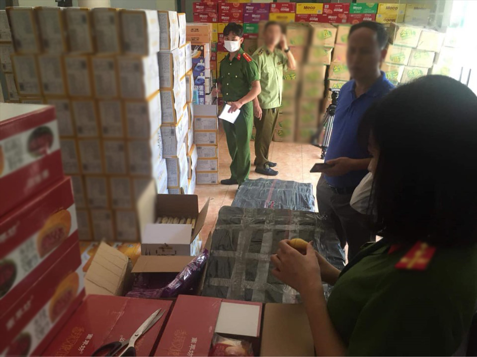  
Cảnh sát môi trường tại Hà Nội kiểm tra và bắt giữ hàng hóa. (Ảnh: Lao Động)