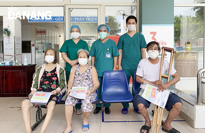  
Các bệnh nhân Covid-19 được công bố khỏi bệnh vào ngày 23/8 tại Đà Nẵng. (Ảnh: Báo Đà Nẵng)