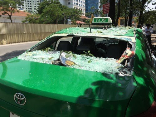  
Do ảnh hưởng của vụ nổ, chiếc taxi đang lưu thông trên đường cũng bị hư hỏng nặng. (Ảnh: Kinh Tế Đô Thị)