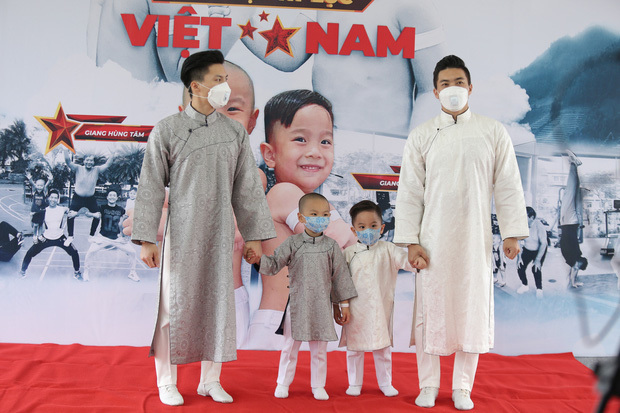  
Hai con trai của "hoàng tử xiếc" Quốc Cơ - Quốc Nghiệp xác lập kỷ lục Guinness Việt Nam. (Ảnh: FBNV) 