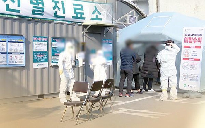  
Người dân Hàn Quốc xếp hàng lấy mẫu xét nghiệm. (Ảnh: Yonhap)