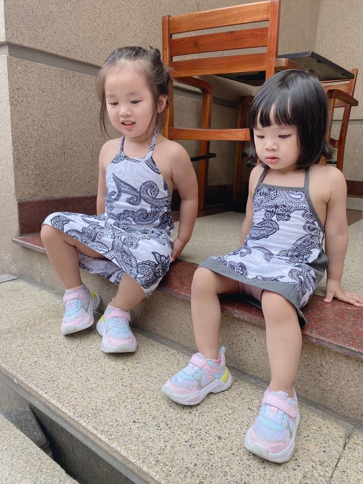 
Hai con gái của Hoài Lâm và Bảo Ngọc chỉ cách nhau một tuổi, đều sở hữu gương mặt bầu bĩnh và đôi mắt to tròn. (Ảnh: FBNV) - Tin sao Viet - Tin tuc sao Viet - Scandal sao Viet - Tin tuc cua Sao - Tin cua Sao
