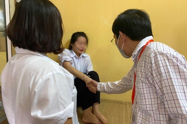  
Một thí sinh tại Bắc Giang phải vào phòng y tế vì đau bụng. Nữ sinh vô cùng lo lắng vì sợ không thể tham gia kì thi, Cục trưởng Cục quản lý chất lượng (Bộ GD&ĐT) ông Mai Văn Trinh đã động viên và cô được trở lại tiếp tục thi. (Ảnh: Dân trí)