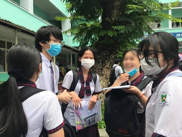  
Một số thí sinh tại điểm thi ở TP.Hồ Chí Minh vui vẻ bàn luận sau khi rời khỏi phòng thi. (Ảnh: Dân trí)